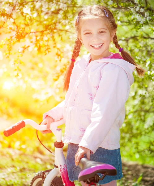 Meisje op haar fiets — Stockfoto