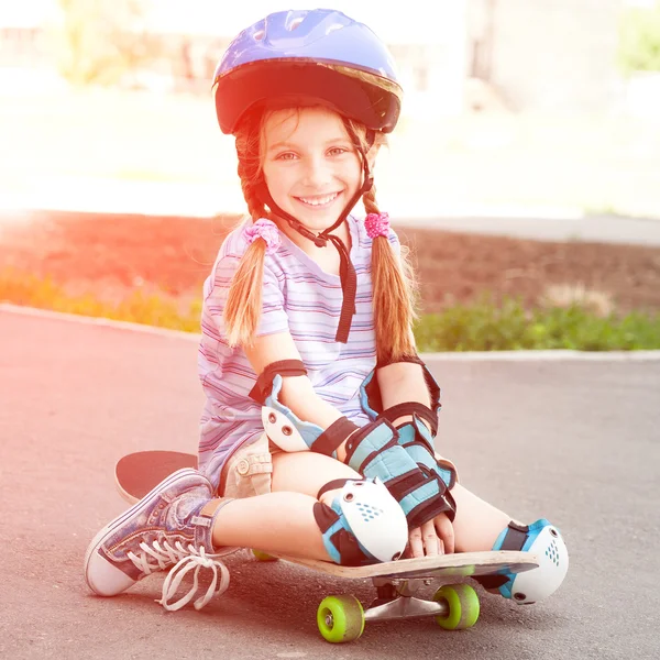 Menina bonito em um capacete — Fotografia de Stock