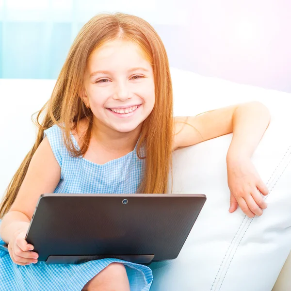 Menina bonito pouco com um laptop — Fotografia de Stock