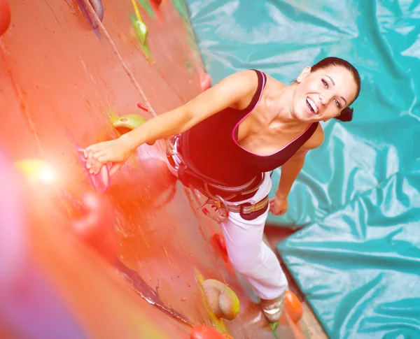 Frauen klettern an einer Wand — Stockfoto