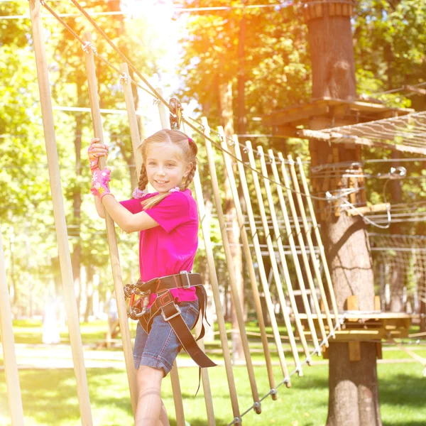 Κοριτσάκι σε ένα πάρκο σχοινί — Φωτογραφία Αρχείου