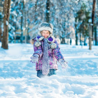 Kışın dışarıda küçük kız
