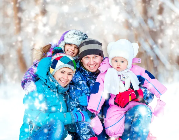 Vintern porträtt av glada unga familj — Stockfoto