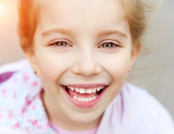 Schöne liitle Mädchen aus nächster Nähe — Stockfoto