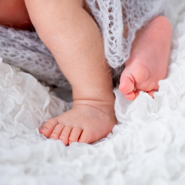 Pasgeboren baby's benen — Stockfoto