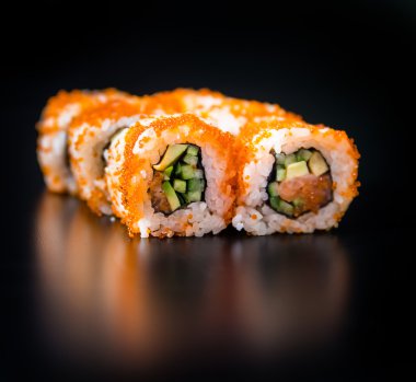 üzerinde siyah rulo