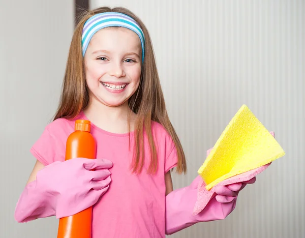 Klein meisje reinigt het huis — Stockfoto