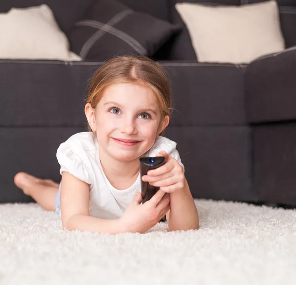 Kleines Mädchen vor dem Fernseher — Stockfoto