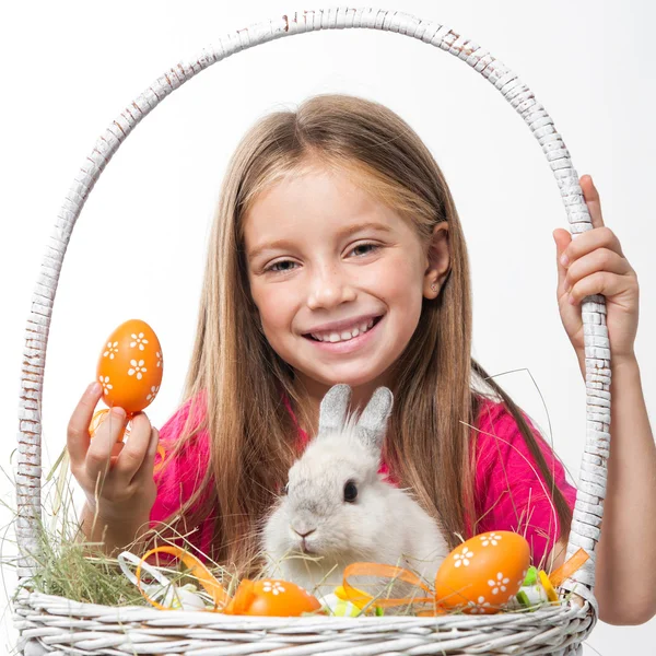 Niña feliz con conejito — Foto de Stock