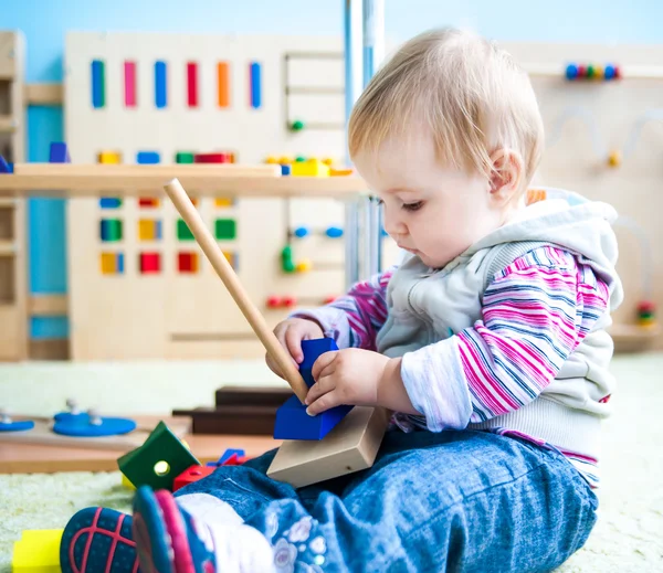 Niña en el aula desarrollo temprano — Foto de Stock