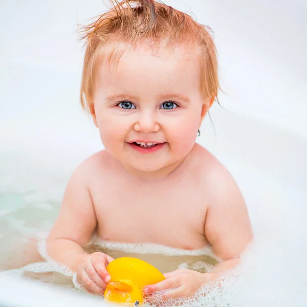 Niedlich 1-jährige Mädchen badet — Stockfoto