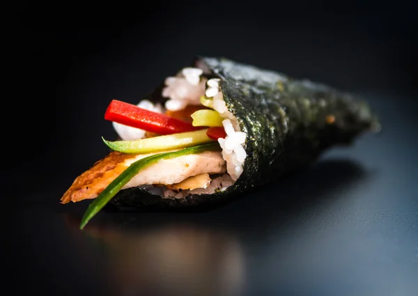 Hand sushi roll — Stockfoto