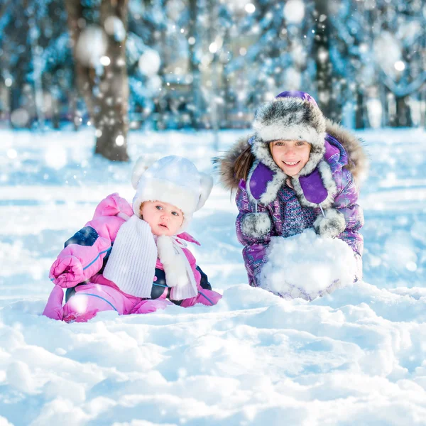 Systrar i skogen vinter — Stockfoto