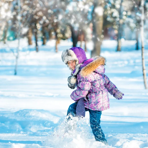 Liten flicka i vinterskogen — Stockfoto