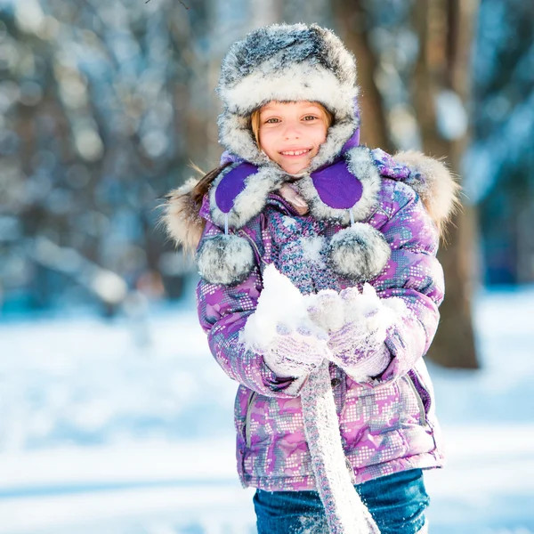 Kislány a téli erdőben — Stock Fotó