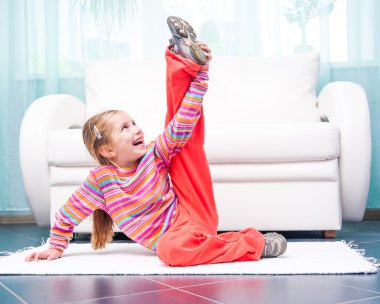 küçük kız evde spor oynarken
