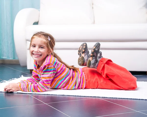 Niña jugando deportes en casa — Foto de Stock