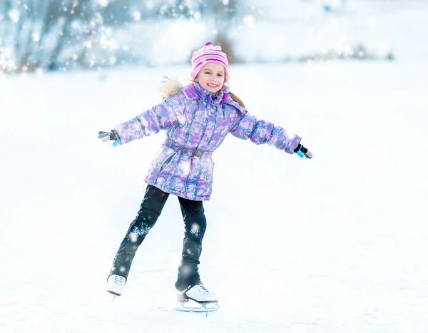 Menina patinando — Fotografia de Stock