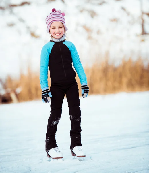 Liten flicka skridskor — Stockfoto