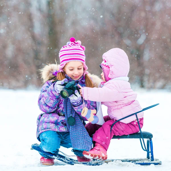 Little girl photographed her sister — Stock Photo, Image