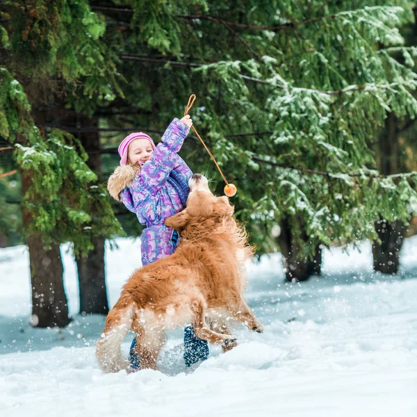 Liten flicka med sin hund — Stockfoto