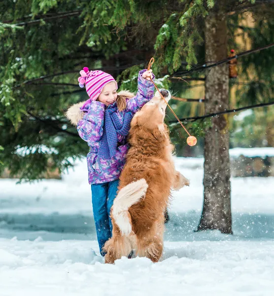 Liten flicka med sin hund — Stockfoto