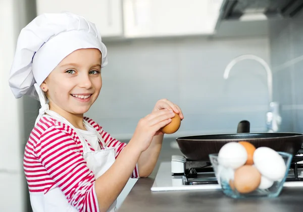 Chica rompiendo un huevo — Foto de Stock