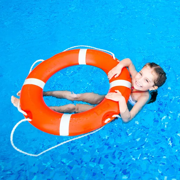 Little girl in the pool — Stock Photo, Image