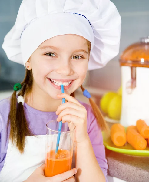 Menina fazendo suco fresco — Fotografia de Stock