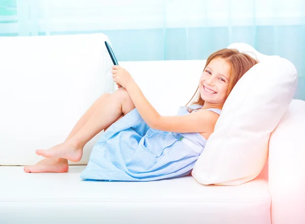 Kleines Mädchen mit einem E-Book — Stockfoto