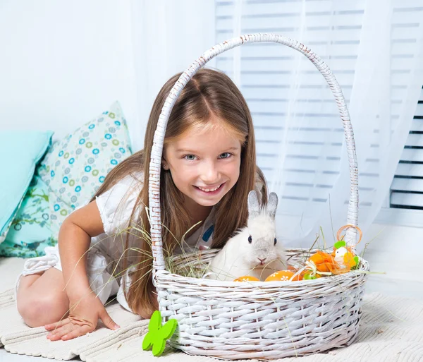 快乐的小女孩和兔子 — 图库照片