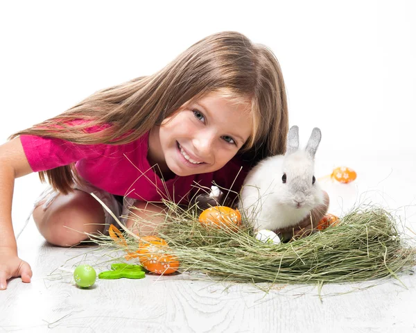 Glückliches kleines Mädchen und Kaninchen — Stockfoto