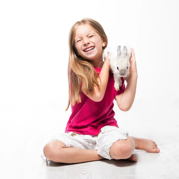 Holčička s její králík — Stock fotografie