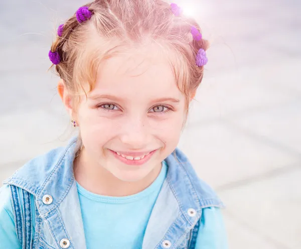 Retrato de una niña linda y feliz — Foto de Stock