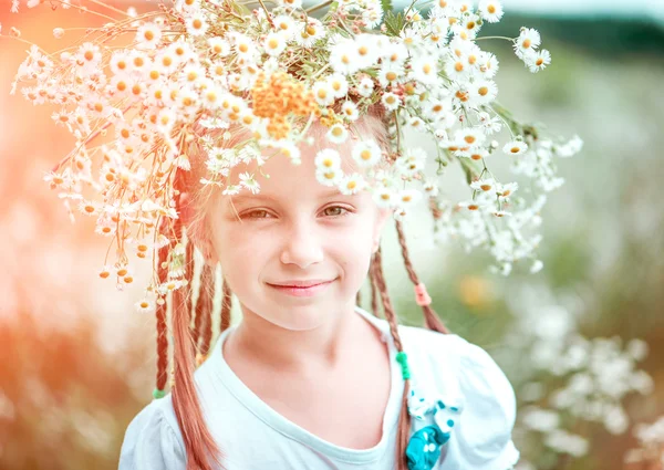 Menina bonito pouco no campo — Fotografia de Stock