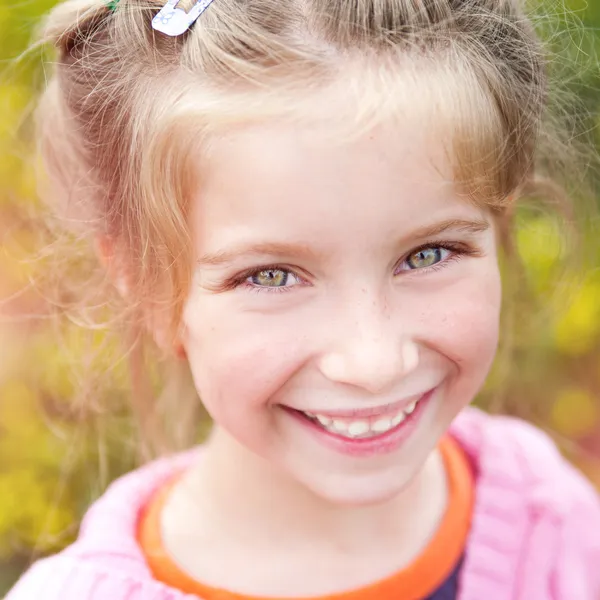 Retrato de una niña linda y feliz —  Fotos de Stock