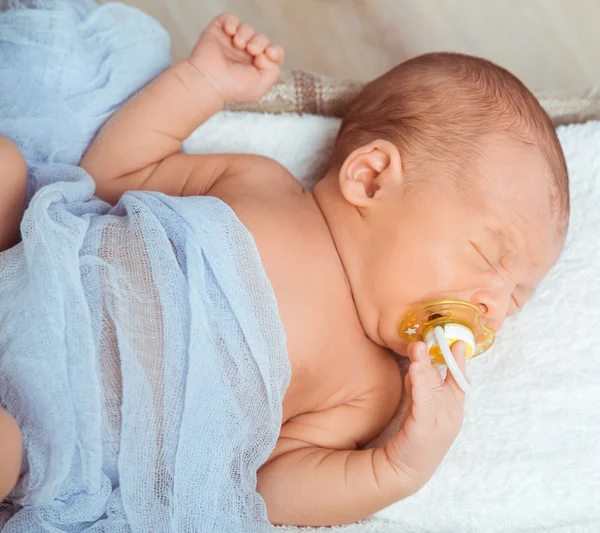 Bebê recém-nascido bonito — Fotografia de Stock