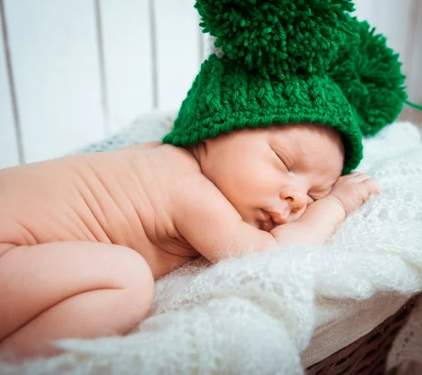 Bébé nouveau-né mignon dort — Photo