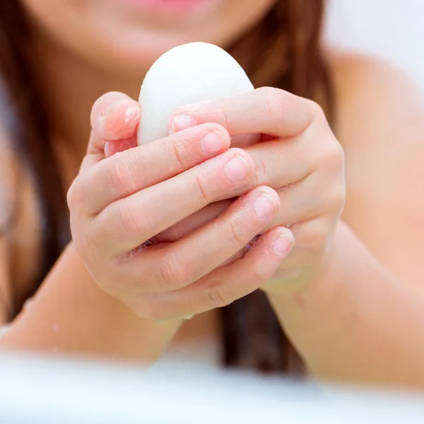 Kleines Mädchen wäscht sich die Hände mit Seife — Stockfoto