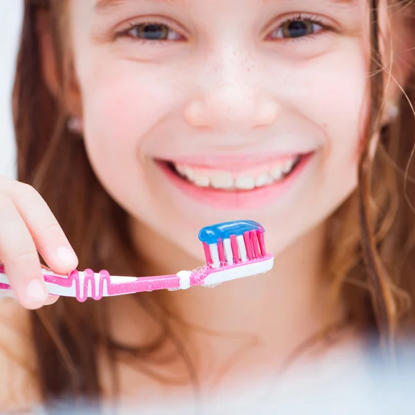 Ragazzina lavarsi i denti in bagno — Foto Stock