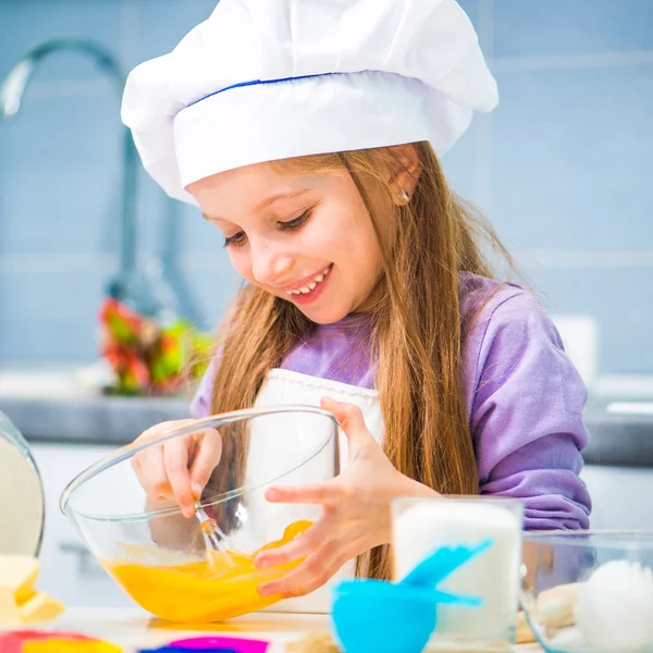Kislány süti elkészítése — Stock Fotó
