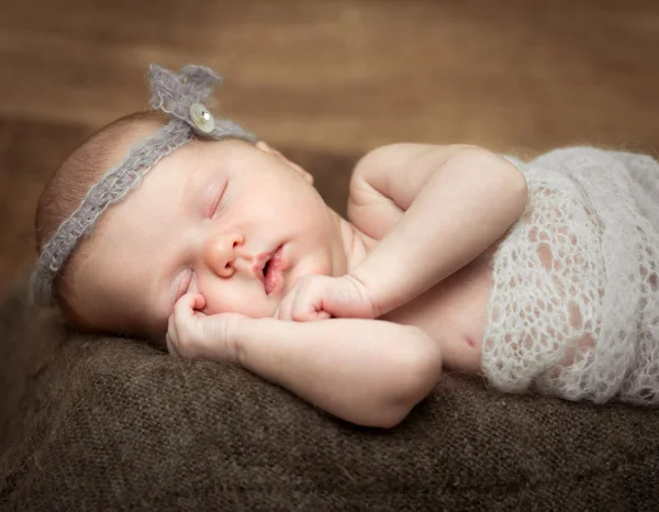 Bonita niña recién nacida durmiendo en una cuna —  Fotos de Stock