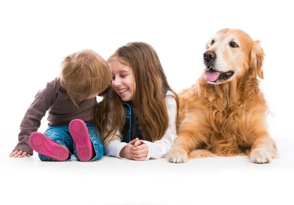 Gelukkig meisje met haar hond — Stockfoto