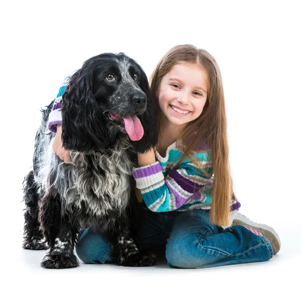 Petite fille avec son cocker épagneul chiot chien — Photo