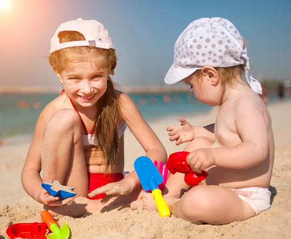 Lilla systrar på stranden — Stockfoto