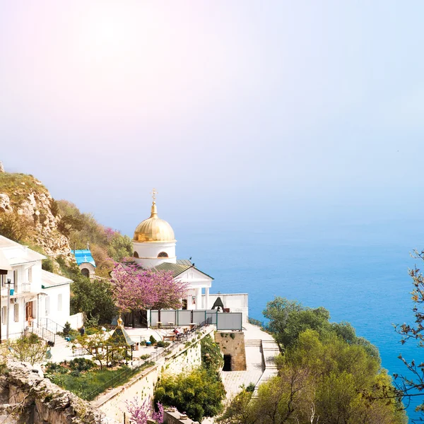 Eglise sur la falaise au-dessus de la mer — Photo