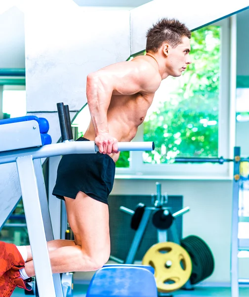 Athletisch gebauter Sportler in der Sporthalle — Stockfoto