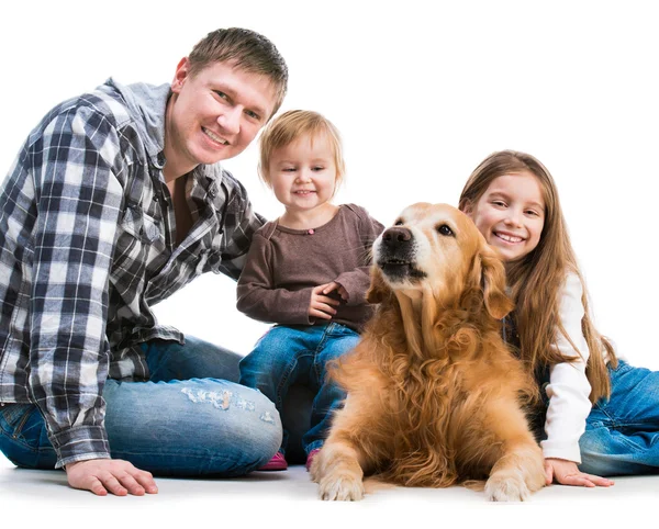 Papa et deux filles avec un chien — Photo