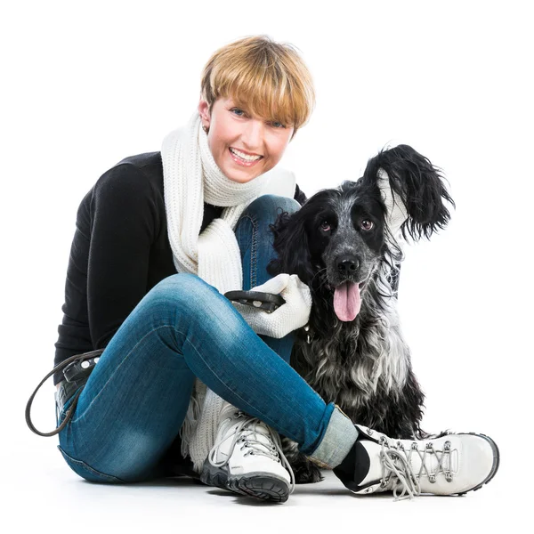 Mladá moderní žena s její pes kokršpaněl — Stock fotografie