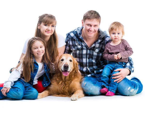 Parents deux filles avec un chien — Photo